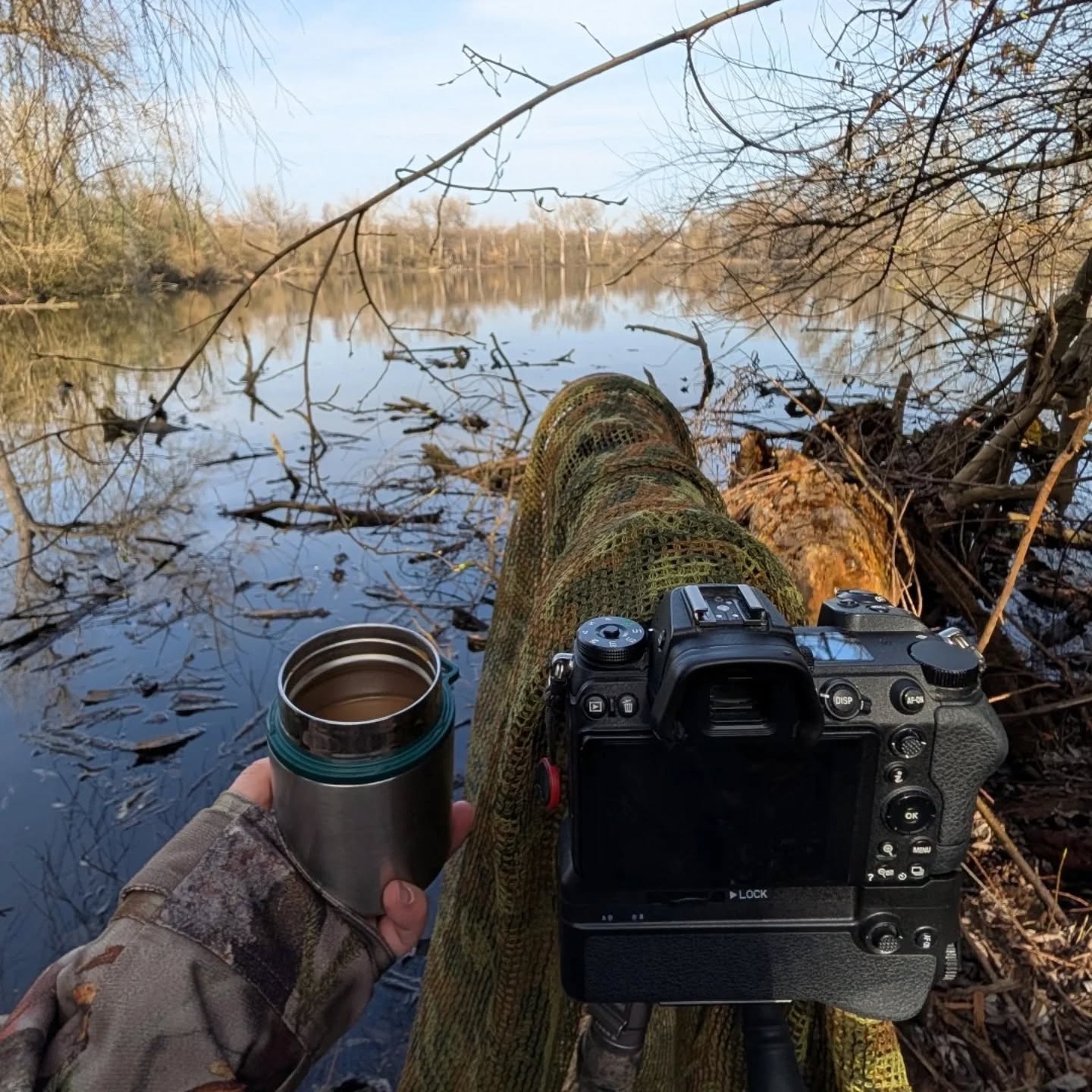 Naturfotograf mit Teleobjektiv in der Wildnis