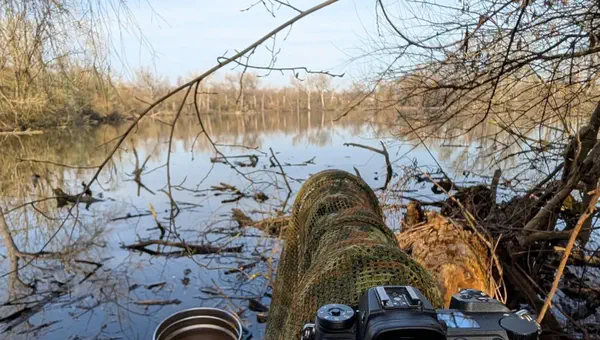 Naturfotograf mit Teleobjektiv in der Wildnis