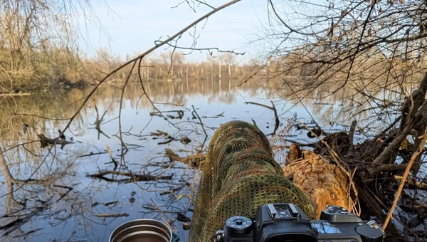 Naturfotograf mit Teleobjektiv in der Wildnis